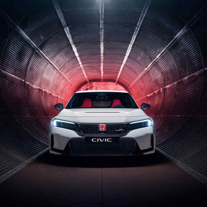 Vy framifrån av Honda Civic Type R parkerad i en tunnel. 