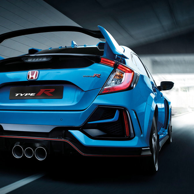 Trekvartsvy bakifrån av utsidan på Honda Civic Type R.