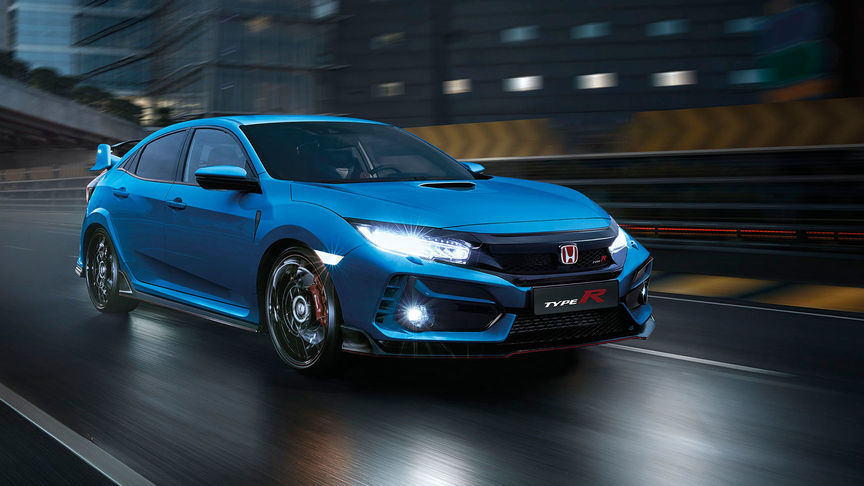 Trekvartsvy framifrån av Honda Civic Type R GT på bana