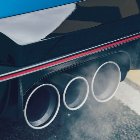 Närbild på Civic Type R:s avgassystem.