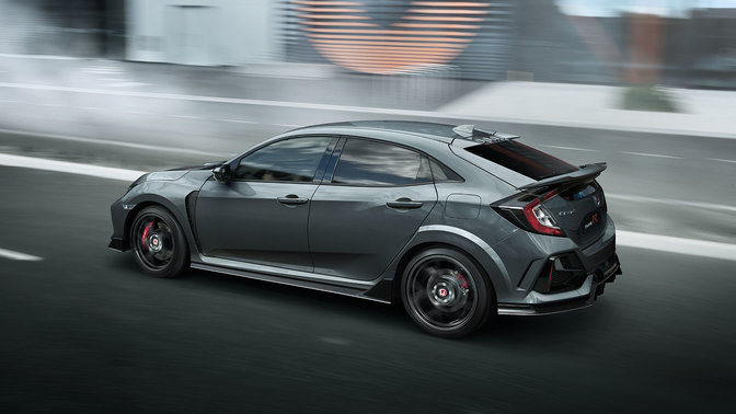Trekvartsvy bakifrån av grå Civic Type R GT
