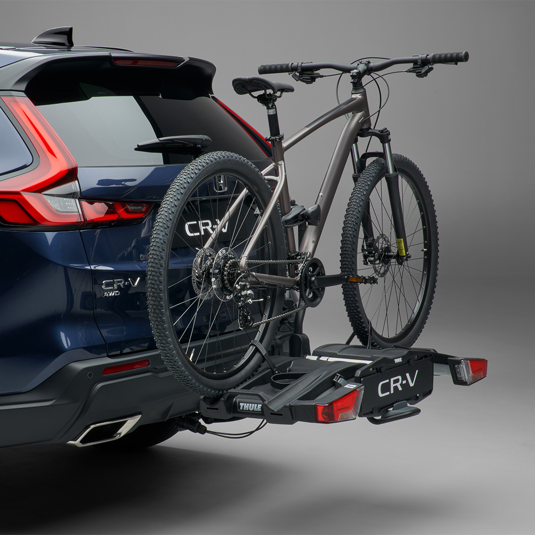 Vy snett bakifrån av Honda CR-V Hybrid med cykelhållare.