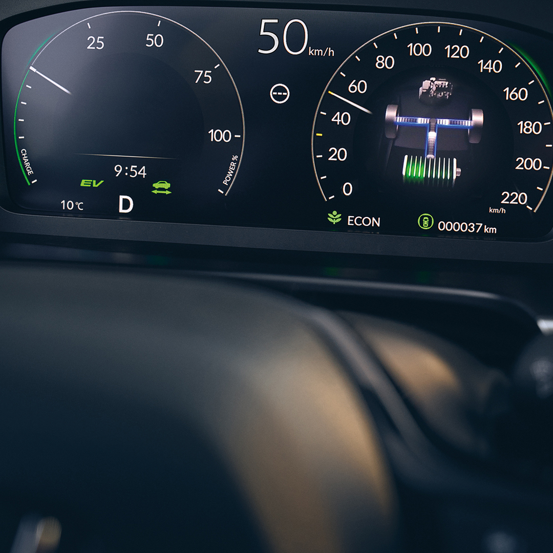 Närbild av digital förardisplay i Honda CR-V Hybrid.