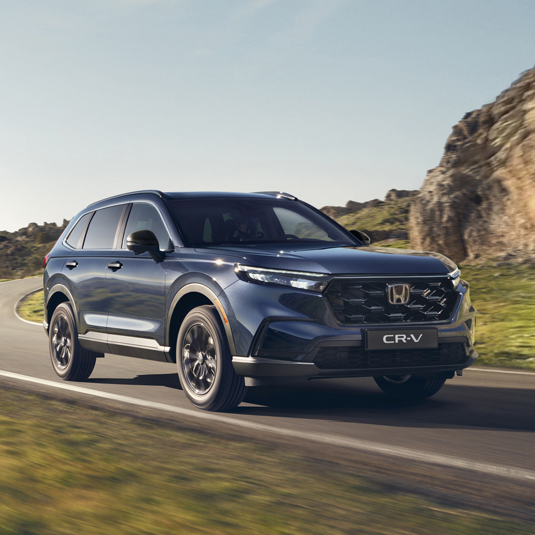 En blå CR-V kör i ett bergsområde