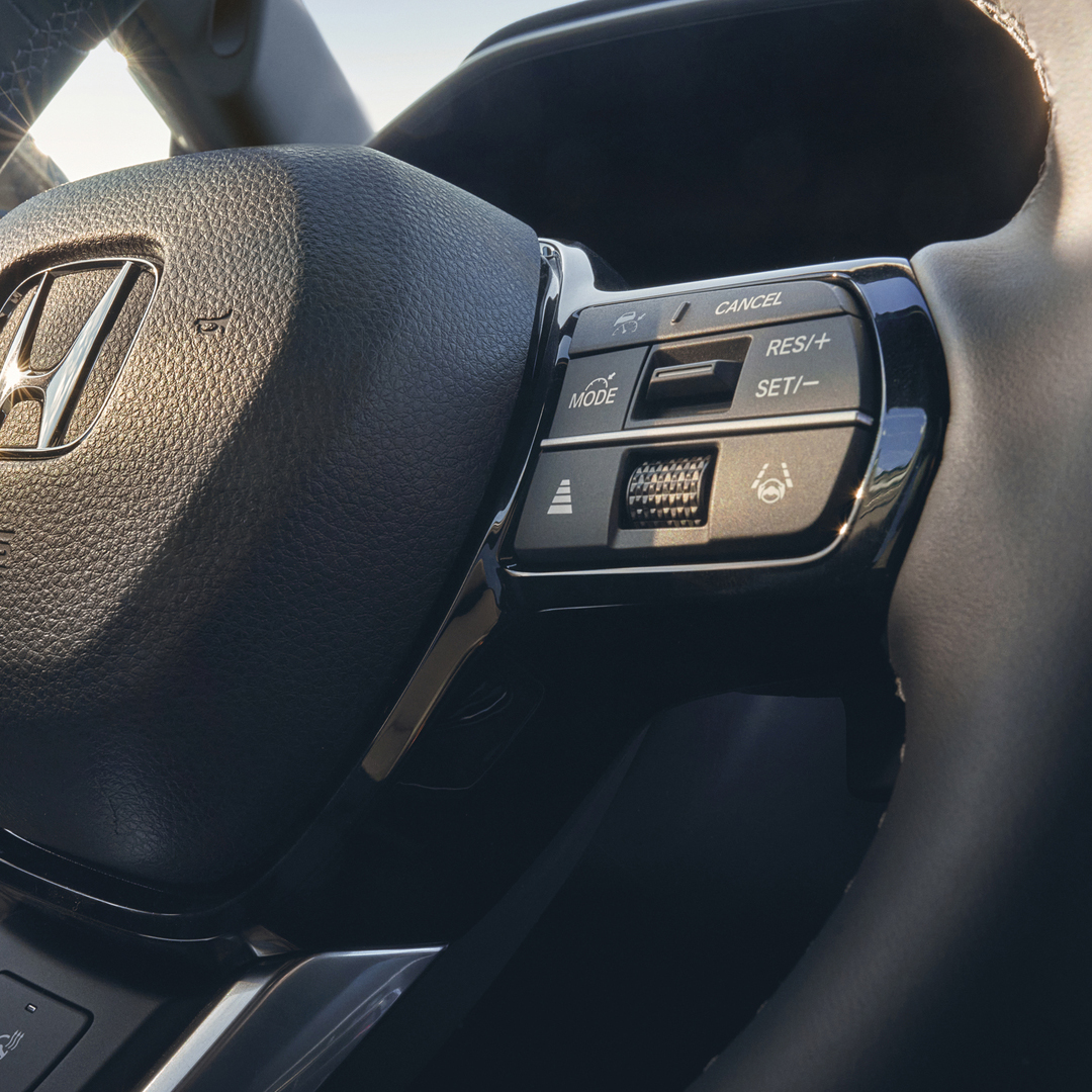 Närbild av uppvärmd läderklädd ratt i Honda CR-V Hybrid.