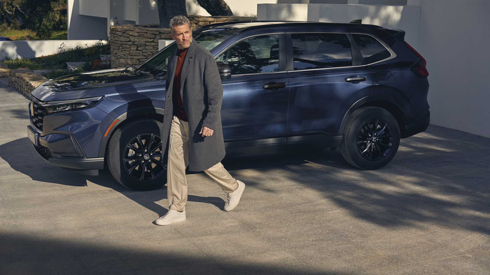 Vy från sidan av Honda CR-V Hybrid med modell.