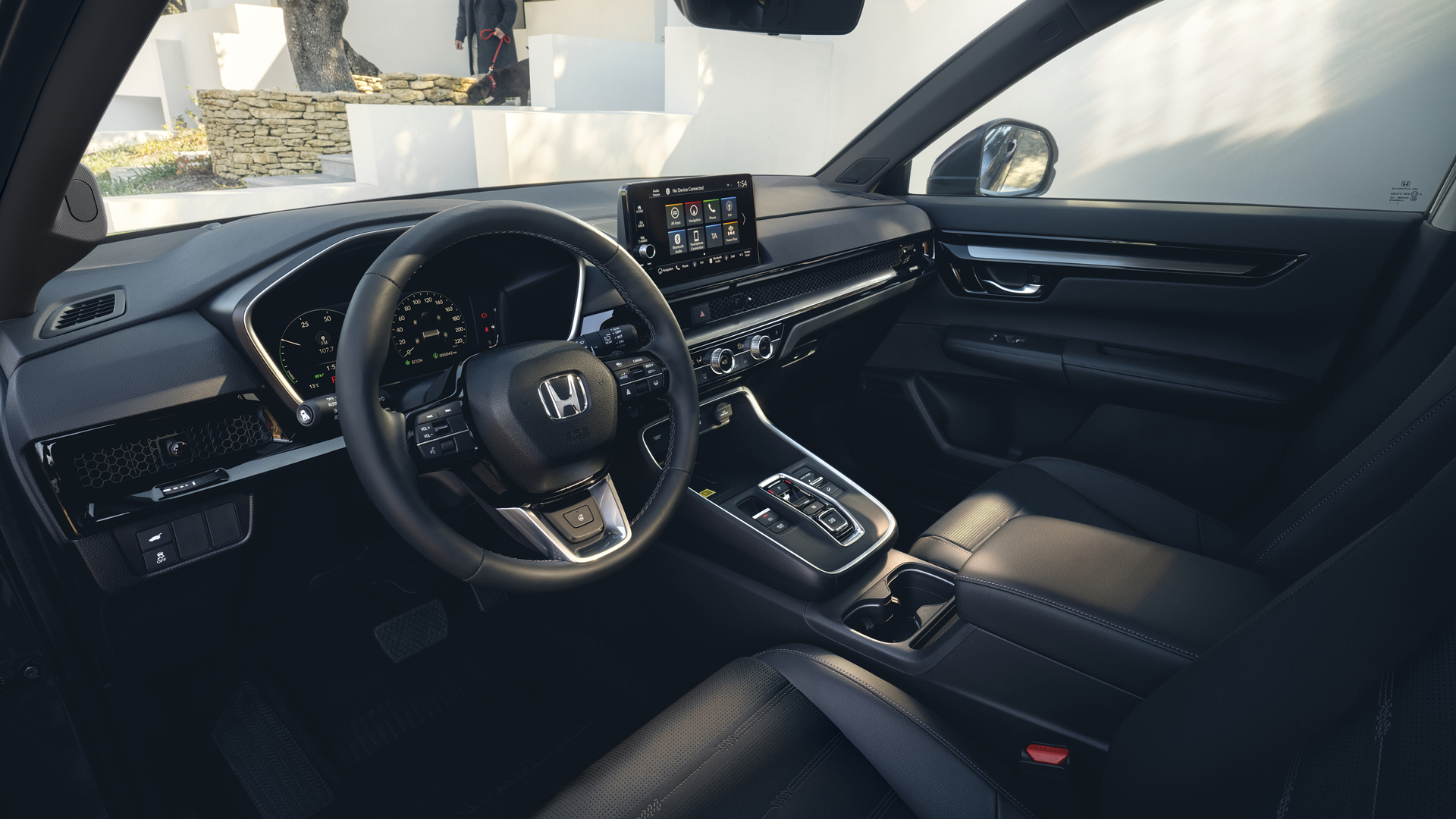 Trekvartsbild framifrån av inredningen i Honda CR-V Hybrid SUV.