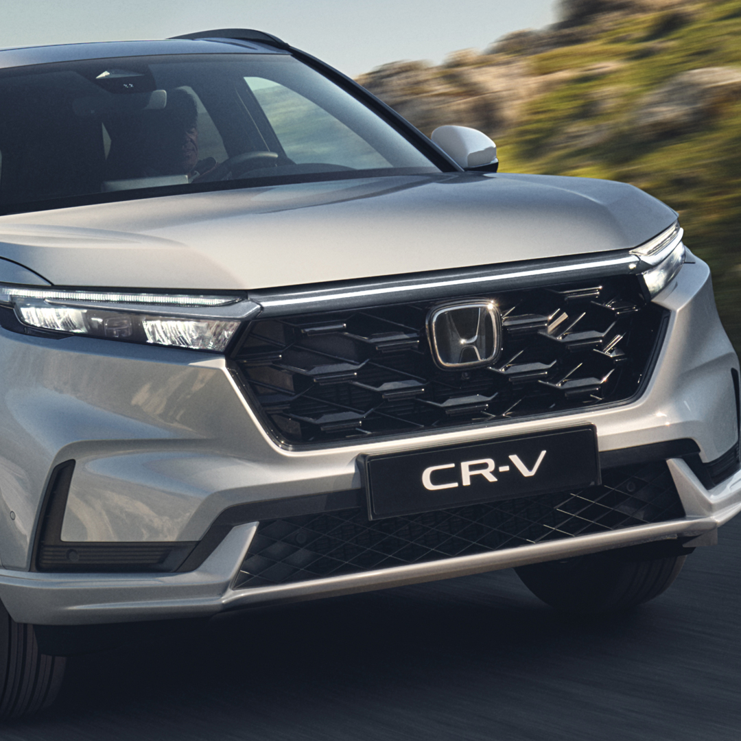 Vy snett framifrån av Honda CR-V Hybrid i bergsmiljö.