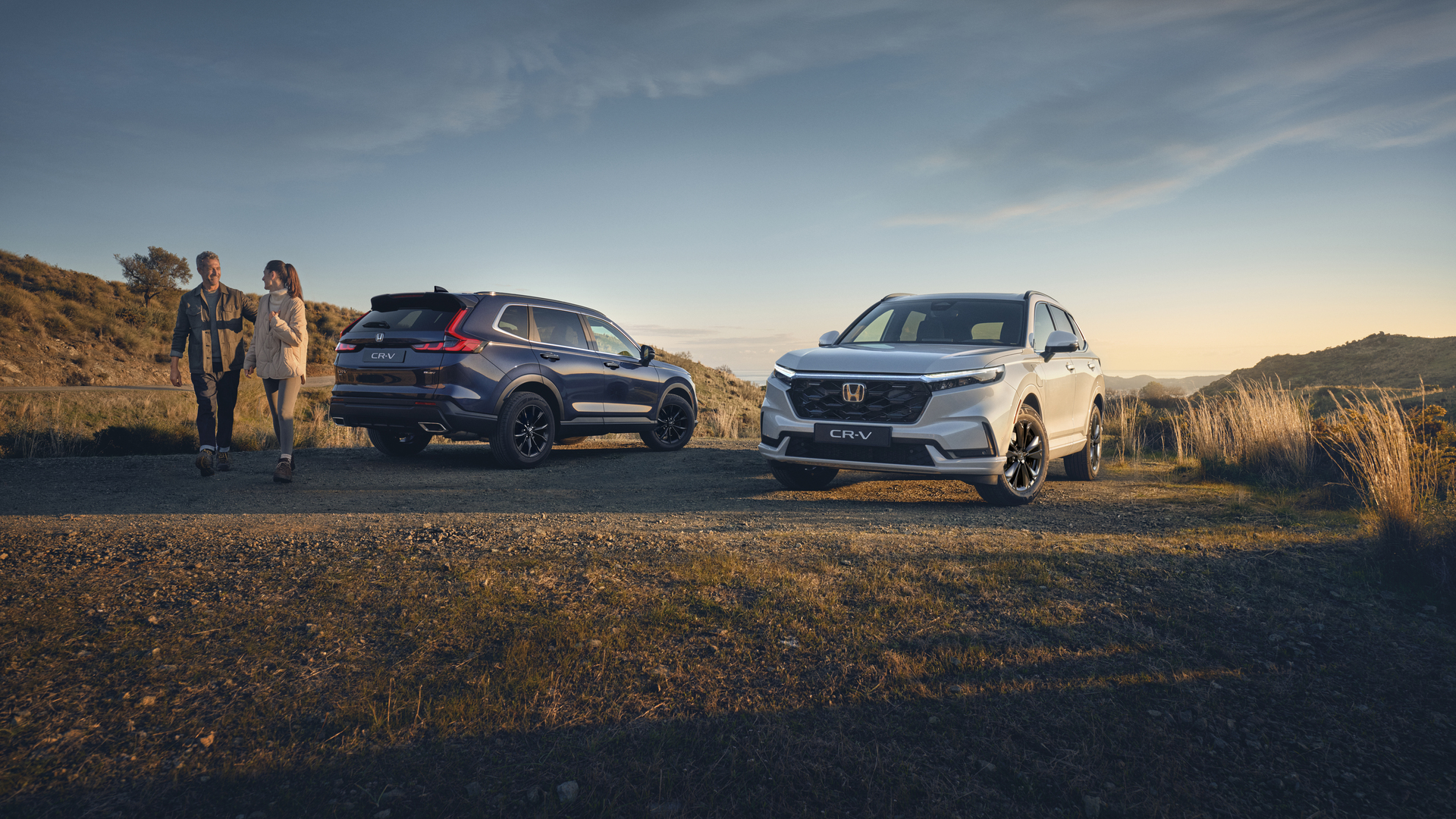 Par som går iväg från parkerade CR-V-modeller