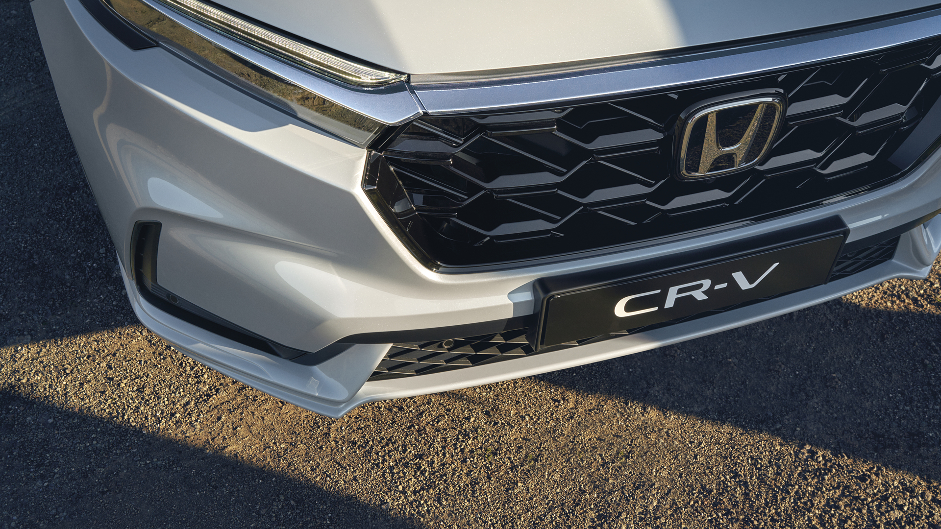 Närbild av frontgrillen på Honda CR-V Hybrid.