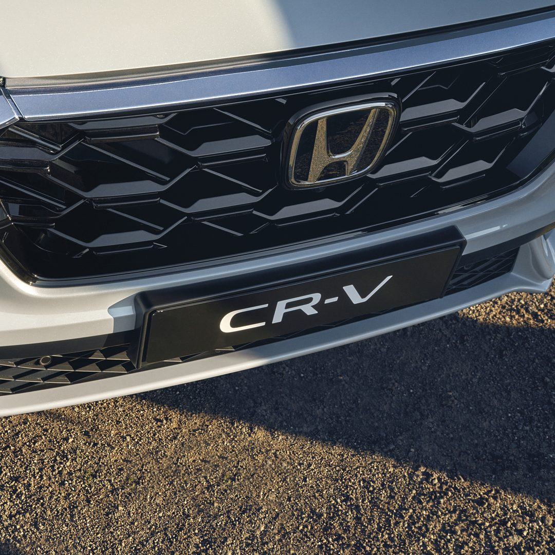 Närbild av frontgrillen på Honda CR-V Hybrid.