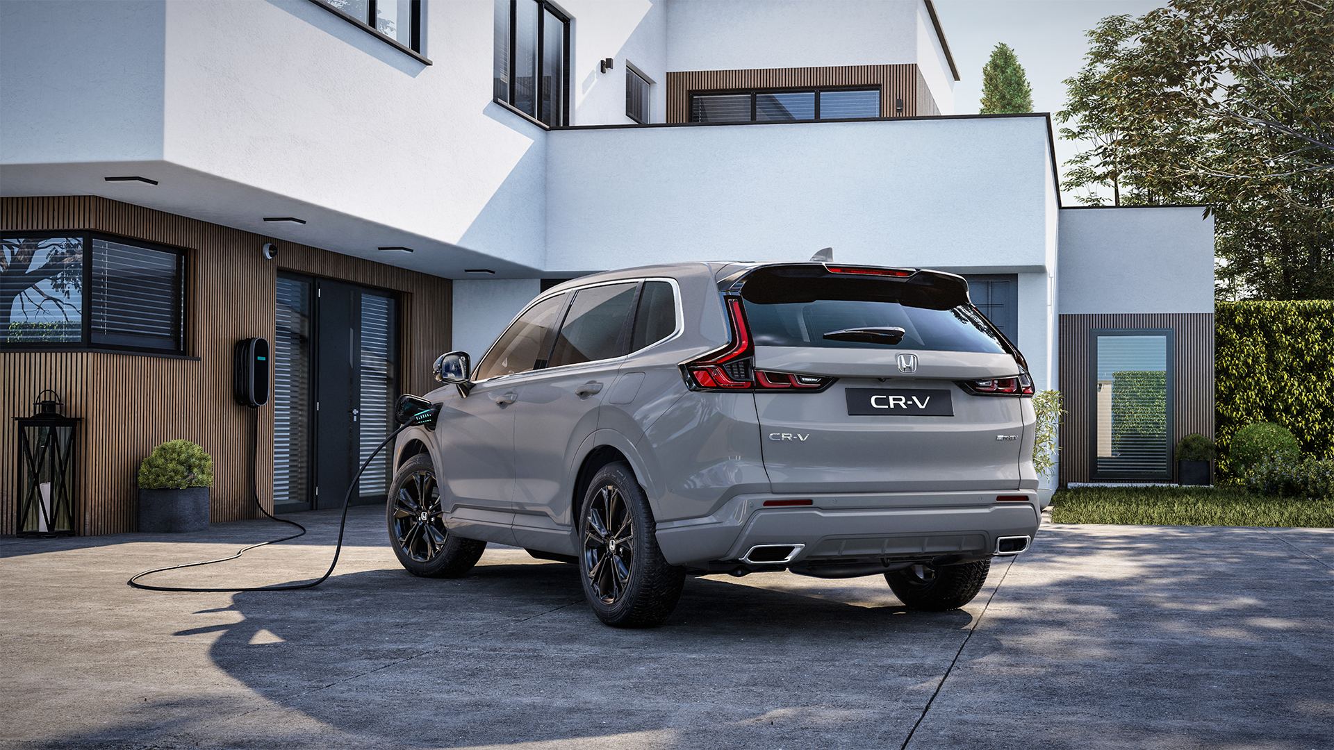 CR-V Plug in Hybrid SUV står parkerad utanför en byggnad. 