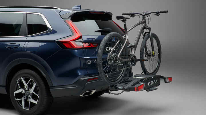 Vy snett bakifrån av Honda CR-V Hybrid med cykelhållare.