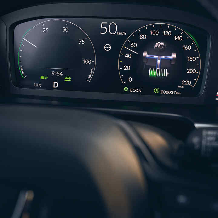 Närbild av digital förardisplay i Honda CR-V Hybrid.