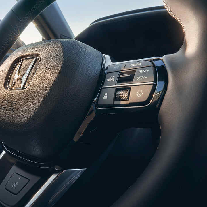 Närbild av uppvärmd läderklädd ratt i Honda CR-V Hybrid.