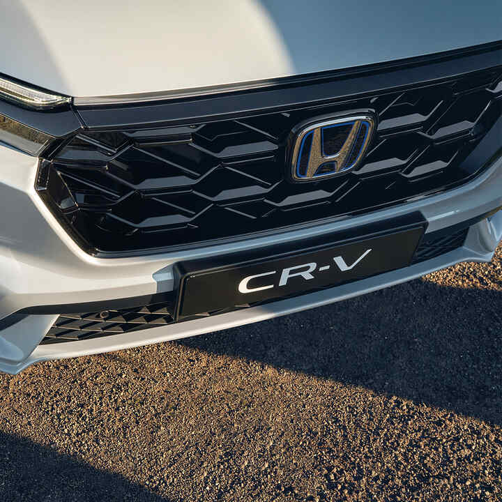 Närbild av frontgrillen på Honda CR-V Hybrid.