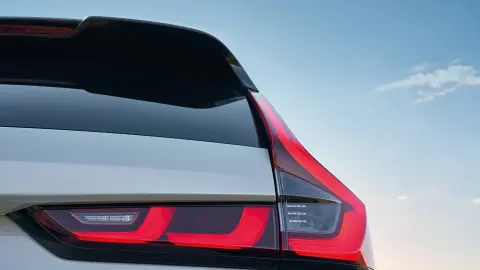 Närbild på bakljusen på CR-V Hybrid SUV.