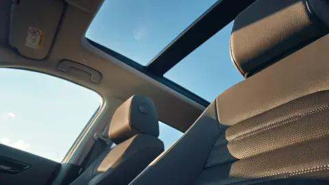 Interiörbild på CR-V Hybrid SUV med panoramaglastak.