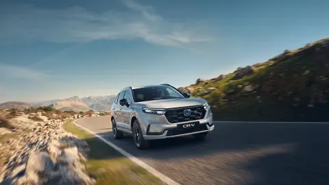 CR-V Hybrid SUV framifrån körandes i bergsmiljö.