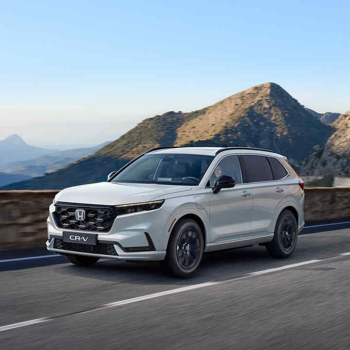 Honda CR-V plug-in hybrid som kör i bergsområde