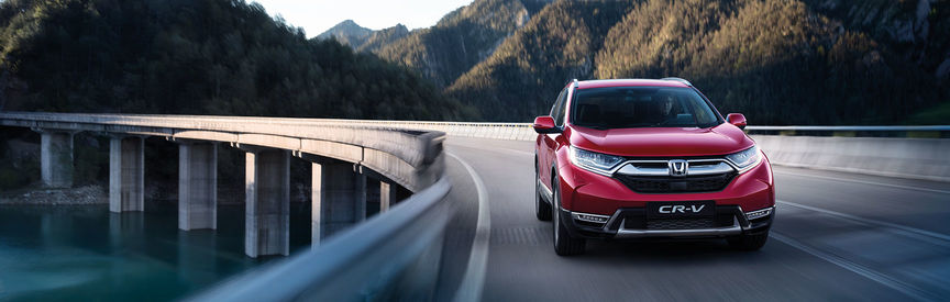 CR-V exteriör, vy framifrån, på väg.