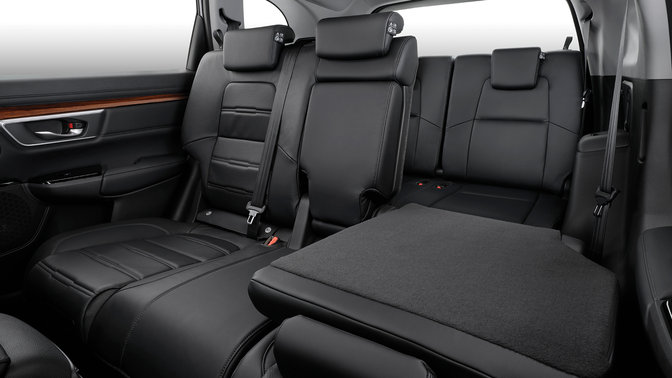 Vy från sidan av ihopfällbara/extra baksäten i Honda CR-V.