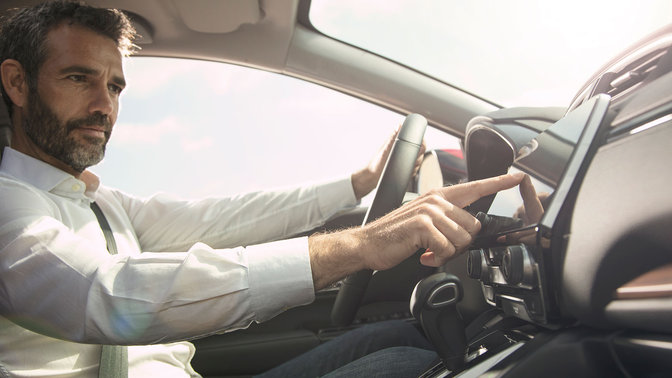 Vy från sidan av den 7 tum stora pekskärmen i Honda CR-V.