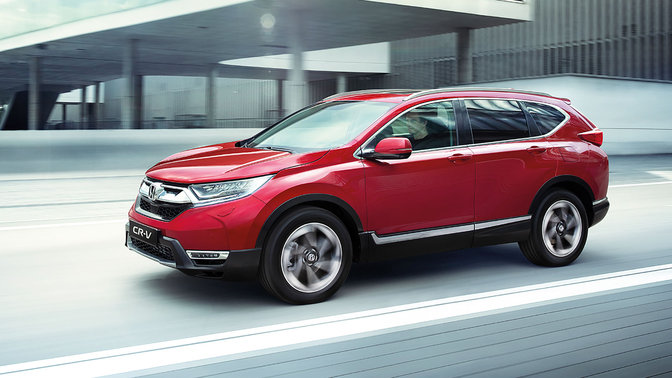 Trekvartsvy framifrån vänd mot Honda CR-V i stadsmiljö.