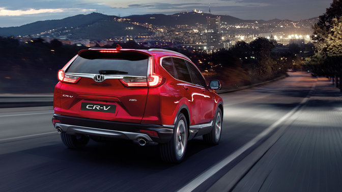 Trekvartsvy bakifrån vänd mot Honda CR-V på bergsväg.