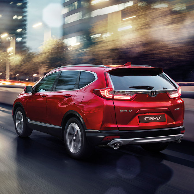Trekvartsvy bakifrån vänd mot Honda CR-V i stadsmiljö.
