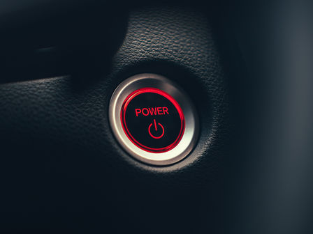 Närbild av startknappen i Honda CR-V Hybrid.