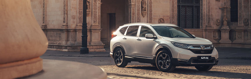 CR-V Hybrid exteriör, vy framifrån, på väg.