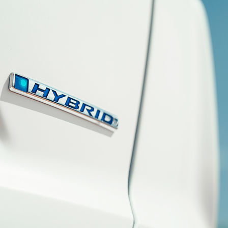 Närbild på Honda CR-V Hybrid-logotypen.