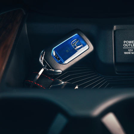 Närbild på Honda CR-V Hybrid-startnyckeln.