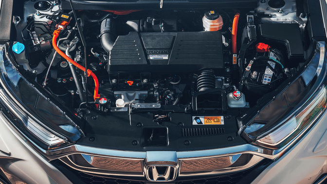 Närbild framifrån på Honda CR-V Hybrid med Atkinson-cykel-bensinmotor.