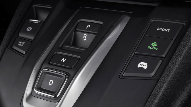 Närbild på innerkonsolen i Honda CR-V Hybrid.