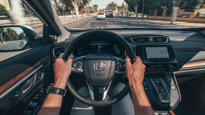 Närbild på interiörvyn i Honda CR-V Hybrid i gatumiljö.