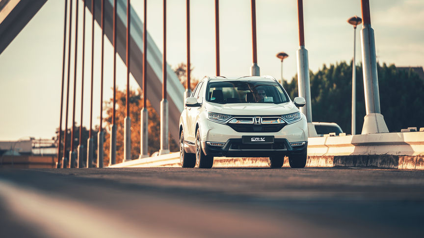 Trekvartsvy framifrån av Honda CR-V Hybrid i gatumiljö.