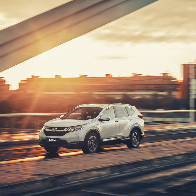 Sidovy vänd mot Honda CR-V Hybrid i gatumiljö.