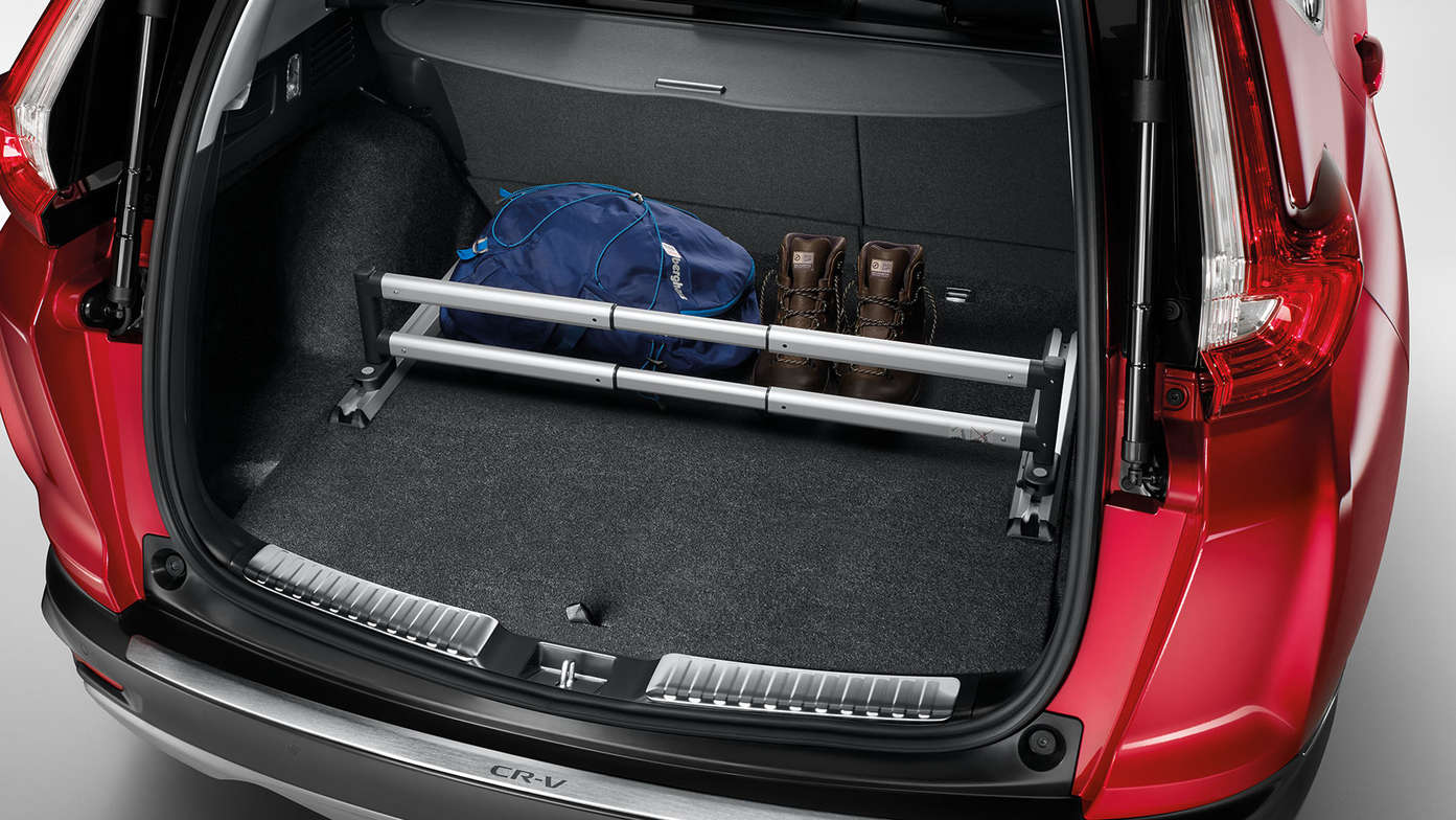 Vy bakifrån av Honda CR-V Hybrid med lastpaket. 