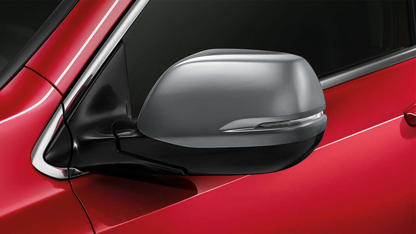 Närbild på Honda CR-V Hybrid med spegelkåpor.