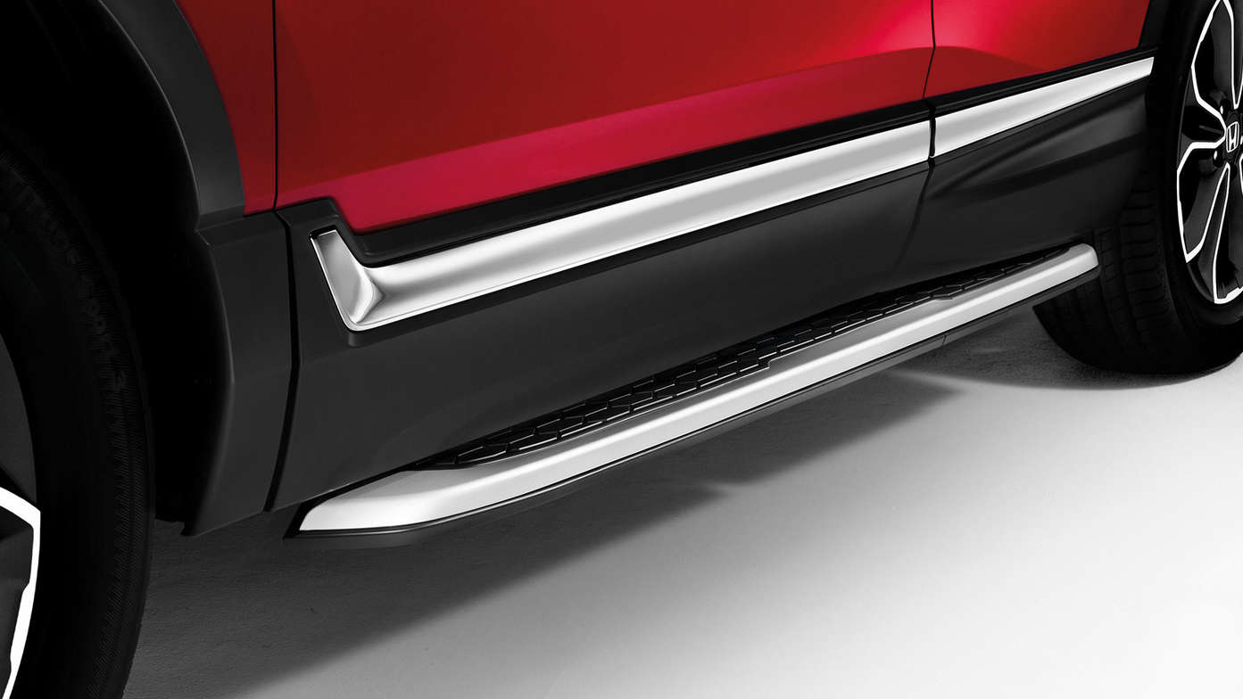 Närbild på Honda CR-V Hybrid med svarta fotsteg.