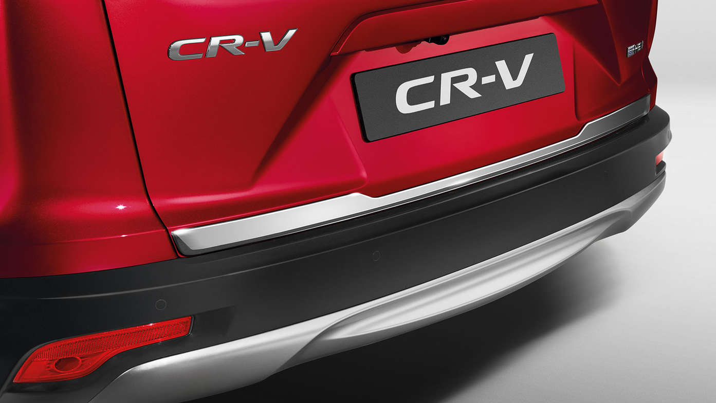 Närbild på Honda CR-V Hybrid med bakluckeutsmyckning.