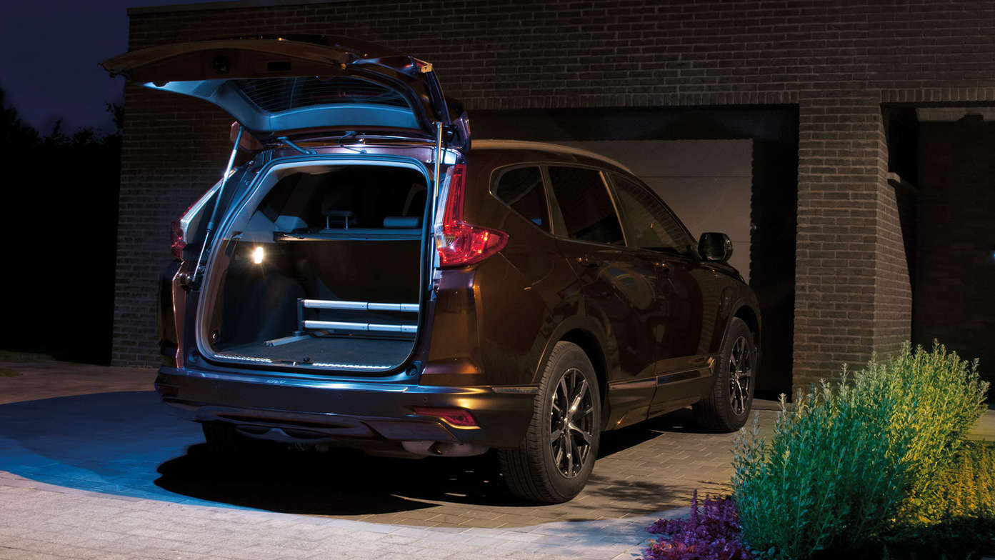 Vy bakifrån Honda CR-V Hybrid med ny bakluckebelysning.