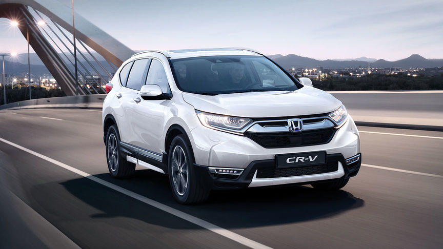 Vy snett framifrån av Honda CR-V Hybrid med Style-paket.