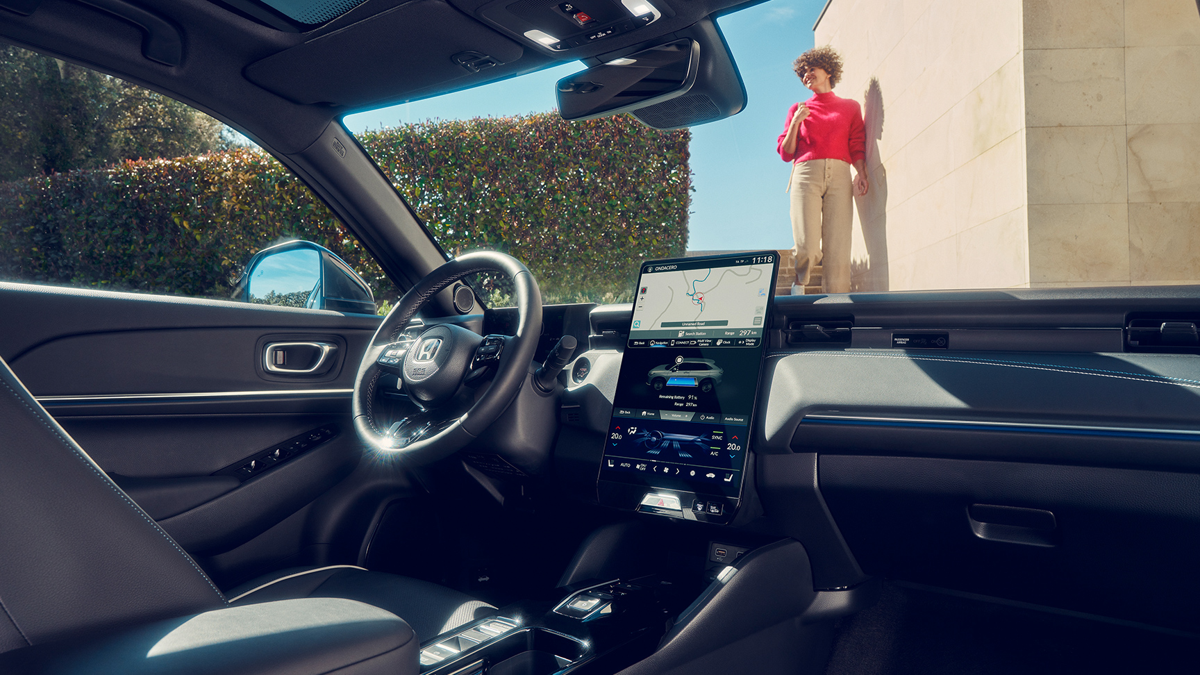 Full vy av den inre instrumentpanelen med en kvinna som ses genom framrutan. 