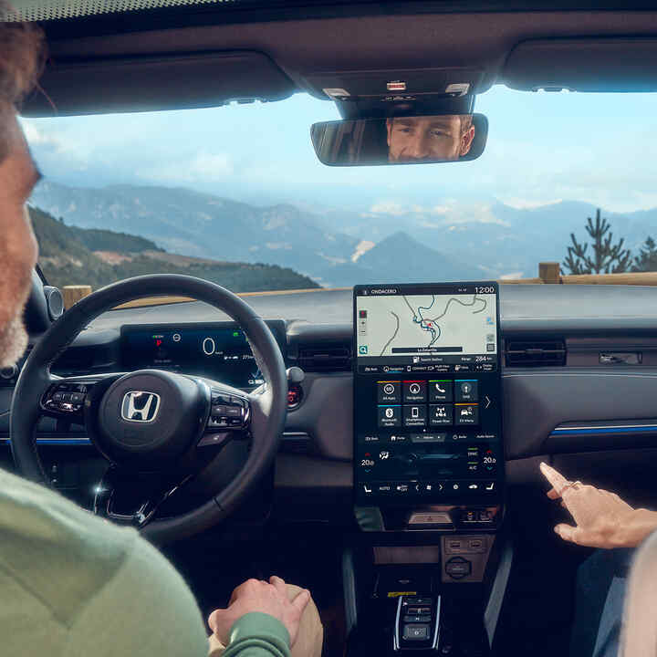 Närbild av det invändiga infotainmentsystemet i Honda e:Ny1.