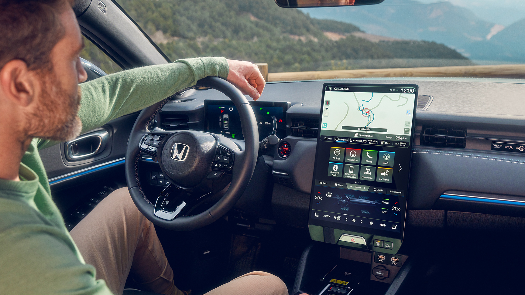 Man som kör en Honda e:Ny1 med navigering på den digitala förardisplayen.