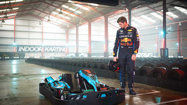 Max Verstappen tittar på en inomhus go-kart.