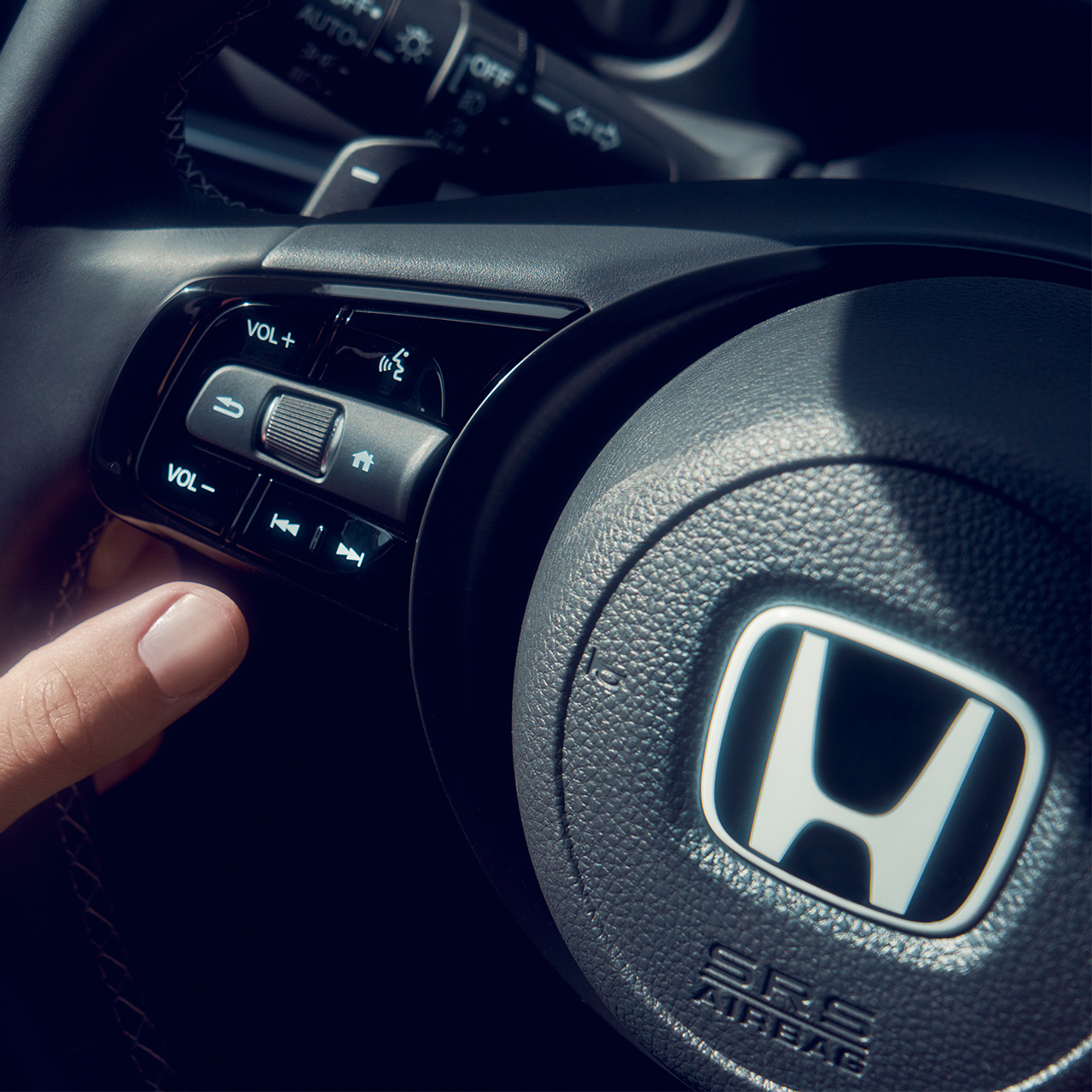 Närbild av det nya honda-emblemet på Honda e:Ny1.